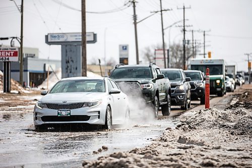 MIKAELA MACKENZIE / WINNIPEG FREE PRESS

Vehicles splash through a hidden pothole on Route 90 just north of Dublin Avenue in Winnipeg on Monday, April 25, 2022. For --- story.
Winnipeg Free Press 2022.