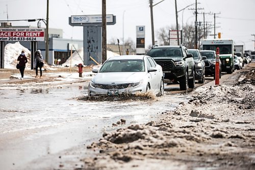 MIKAELA MACKENZIE / WINNIPEG FREE PRESS

Vehicles splash through a hidden pothole on Route 90 just north of Dublin Avenue in Winnipeg on Monday, April 25, 2022. For --- story.
Winnipeg Free Press 2022.