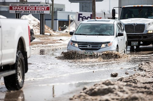 MIKAELA MACKENZIE / WINNIPEG FREE PRESS

Vehicles splash through a hidden pothole on Route 90 just north of Dublin Avenue in Winnipeg on Monday, April 25, 2022. For --- story.
Winnipeg Free Press 2022.