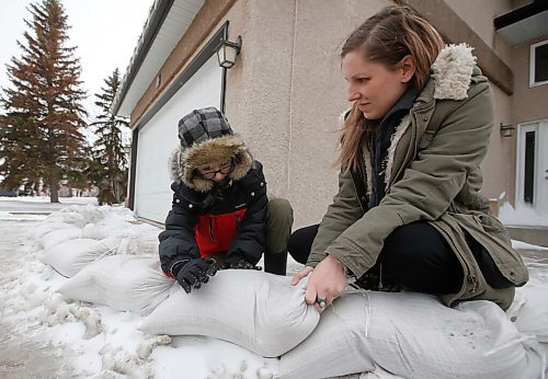 JOHN WOODS / WINNIPEG FREE PRESS
Nicole Vechina and her son Noah, 10, check the sandbags  in their yard which was flooded yesterday in Headingley Monday, April 25, 2022. 

Re: kitching