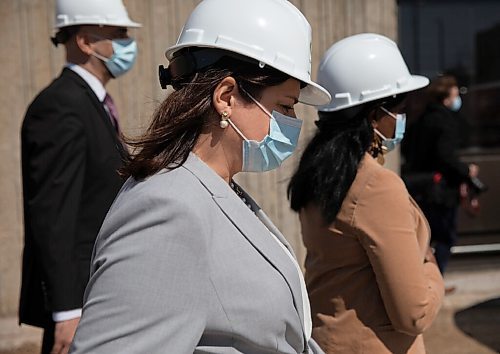 JESSICA LEE / WINNIPEG FREE PRESS

Premier Heather Stefanson (centre) and Health Minister Audrey Gordon (right) are photographed walking to a photo opportunity at The Asper Centre at St. Boniface Hospital on April 26, 2022.

Reporter: Carol