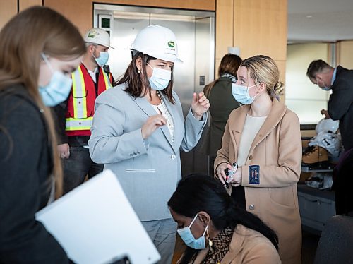 JESSICA LEE / WINNIPEG FREE PRESS

Premier Heather Stefanson (in grey) and Health Minister Audrey Gordon (sitting) are photographed getting ready for a photo opportunity at The Asper Centre at St. Boniface Hospital on April 26, 2022.

Reporter: Carol