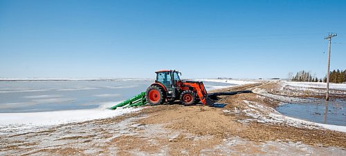 MIKE DEAL / WINNIPEG FREE PRESS
A tractor keeps a pump running as it moves water from a farmers field into Wavey Creek close to Sutherland Road and Highway 8, Tuesday afternoon.
220426 - Tuesday, April 26, 2022.