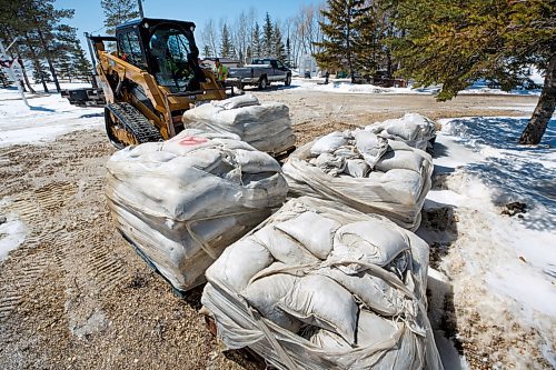 MIKE DEAL / WINNIPEG FREE PRESS
David Sutherland (yellow jacket) and his brother Ron (grey vest) unload sandbags with help from brother-in-law Garry Willis driving the Bobcat. They are concerned that overland flooding might flood Ron's house which is close to Sutherland Road and Highway 8, Tuesday afternoon.
220426 - Tuesday, April 26, 2022.