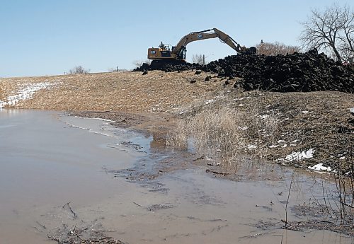 JOHN WOODS / WINNIPEG FREE PRESS
Crews prepare the town dike in case water levels dictate closure of the dike in Morris Tuesday, April 26, 2022. 

Re: