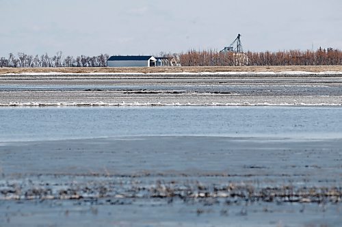 JOHN WOODS / WINNIPEG FREE PRESS
Wet fields just west of Morris Tuesday, April 26, 2022. 

Re: