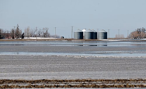 JOHN WOODS / WINNIPEG FREE PRESS
Wet fields just west of Morris Tuesday, April 26, 2022. 

Re: