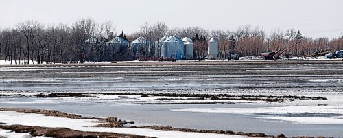 JOHN WOODS / WINNIPEG FREE PRESS
Wet fields just west of Morris Tuesday, April 26, 2022. 

Re: