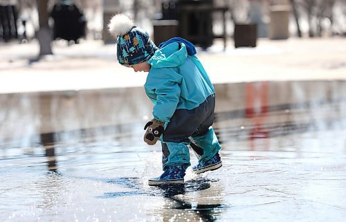 RUTH BONNEVILLE / WINNIPEG FREE PRESS

Weather Standup

Louis Asselin (2yrs), splashes in the puddles under the large canopy while hanging out with mom and dad at the Forks on Tuesday/


April 26th,  2022
