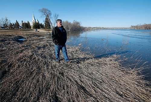 JOHN WOODS / WINNIPEG FREE PRESS
Claude Lemoine, a Ste Agathe resident, is photographed beside the Red River in Ste Agathe Tuesday, April 26, 2022. Lemoine was one of the dozen who were monitoring the dikes when water started rushing in during the 1997 flood.

Re: