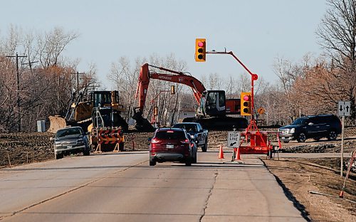 JOHN WOODS / WINNIPEG FREE PRESS
Drivers are diverted as Ste Adolphe closes its dike across rte. 200 Tuesday, April 26, 2022. 

Re: