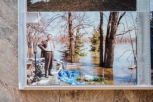 MIKAELA MACKENZIE / WINNIPEG FREE PRESS

A photo album with Bob and Judy Roehle's memories of the 1997 flood (here, Bob stands in his rubber boots and work suit on a wall of sandbags) in St. Norbert on Tuesday, April 26, 2022.
Winnipeg Free Press 2022.