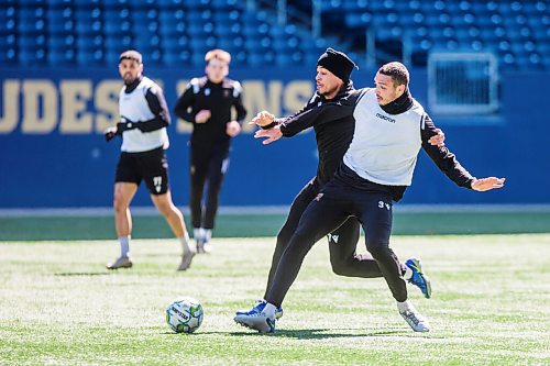 MIKAELA MACKENZIE / WINNIPEG FREE PRESS

Moses John Dyer (left/behind) and Rocco Romeo go for the ball at Valour FC practice at IG Field in Winnipeg on Wednesday, April 27, 2022.
Winnipeg Free Press 2022.