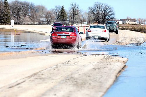 RUTH BONNEVILLE / WINNIPEG FREE PRESS

Local - Floodway with water

Photo of PR 200, north of  St. Adolfe  that has water from the Red River spilling across the roadway slowing traffic down to one lane.   

April 27th,  2022
