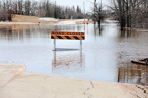 RUTH BONNEVILLE / WINNIPEG FREE PRESS

Local - Floodway with water

Photo of road closure along Turnbull Drive south of floodway due to high water on the Red River flooding the area. 

April 27th,  2022
