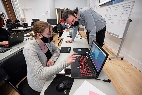 MIKE DEAL / WINNIPEG FREE PRESS
Dylan Fries, Tech Hub instructor checks out student, Felicity Patton, 16, work during class. 
Students from various Seven Oaks School Division High Schools during a videogame production class in the New Media Manitoba lab at 62 Albert Street Wednesday afternoon.
program in Seven Oaks that helps students The program is designed to build skills that would help students transition into the tech and videogame industry. Students are paired up with mentors from industries to show them the ropes. 
See Maggie Macintosh story
220427 - Wednesday, April 27, 2022.