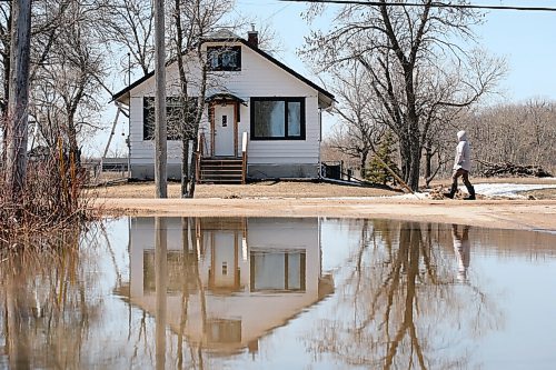 SHANNON VANRAES / WINNIPEG FREE PRESS
A small house in South Transcona is reflected in a flooded roadway on April 27, 2022.