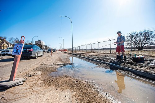 MIKAELA MACKENZIE / WINNIPEG FREE PRESS

Chris Thompson goes fishing at a particularly large pothole on Route 90 in Winnipeg on Wednesday, April 27, 2022.
Winnipeg Free Press 2022.