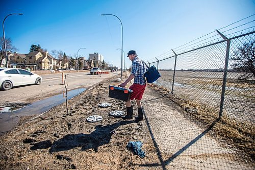 MIKAELA MACKENZIE / WINNIPEG FREE PRESS

Chris Thompson sets up to "fish" at a particularly large pothole on Route 90 in Winnipeg on Wednesday, April 27, 2022.
Winnipeg Free Press 2022.