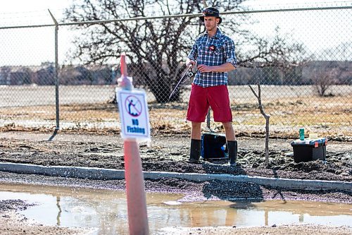 MIKAELA MACKENZIE / WINNIPEG FREE PRESS

Chris Thompson goes fishing at a particularly large pothole on Route 90 in Winnipeg on Wednesday, April 27, 2022.
Winnipeg Free Press 2022.