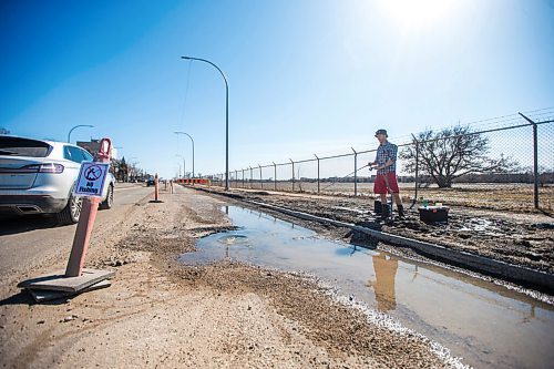 MIKAELA MACKENZIE / WINNIPEG FREE PRESS

Chris Thompson goes fishing at a particularly large pothole on Route 90 in Winnipeg on Wednesday, April 27, 2022.
Winnipeg Free Press 2022.