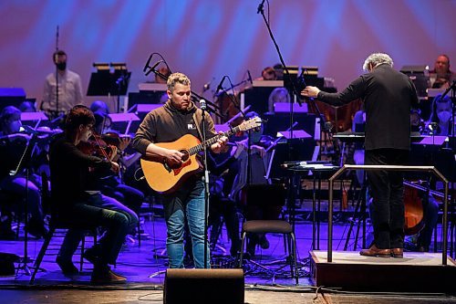 MIKE DEAL / WINNIPEG FREE PRESS
Singer songwriter, Don Amero, and members of the WSO led by conductor Daniel Raiskin, rehearse for tonights concert, Manitoba Remembers: A COVID Elegy at the Concert Hall.
220428 - Thursday, April 28, 2022.