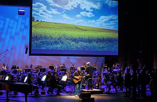 MIKE DEAL / WINNIPEG FREE PRESS
Singer songwriter, Don Amero, and members of the WSO led by conductor Daniel Raiskin, rehearse for tonights concert, Manitoba Remembers: A COVID Elegy at the Concert Hall.
220428 - Thursday, April 28, 2022.