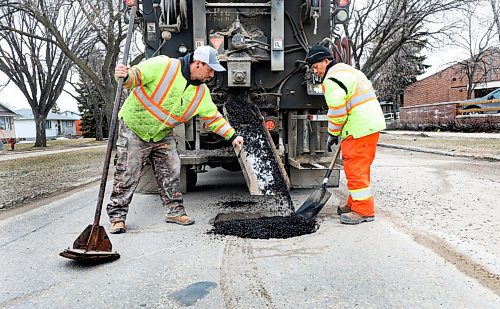 RUTH BONNEVILLE / WINNIPEG FREE PRESS

Local - Street work

City crews fill potholes with a tar mixture along Burrows Ave. on Thursday afternoon. 

April 28th,  2022

