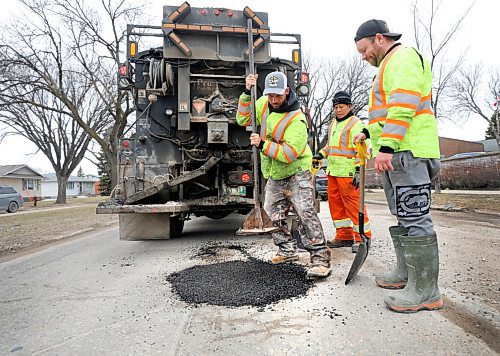 RUTH BONNEVILLE / WINNIPEG FREE PRESS

Local - Street work

City crews fill potholes with a tar mixture along Burrows Ave. on Thursday afternoon. 

April 28th,  2022
