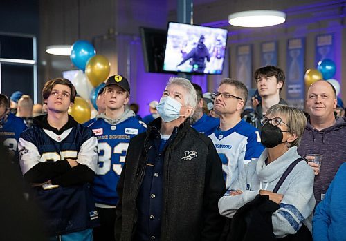 JESSICA LEE / WINNIPEG FREE PRESS

Blue Bombers fans (from left) Logan Hargreaves, Seth Doyle, Denis Vincent, David Doyle and Paulette Vincent watch a recap video of the Bombers wins at the Pinnacle Club at IG Field before the revealing of a new uniform on April 28, 2022.