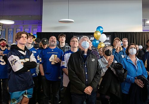 JESSICA LEE / WINNIPEG FREE PRESS

Blue Bombers fans (from left, front row) Logan Hargreaves, Seth Doyle, Brad Hargreaves, David Doyle, Denis Vincent and Paulette Vincent watch a recap video of the Bombers wins at the Pinnacle Club at IG Field before the revealing of a new uniform on April 28, 2022.