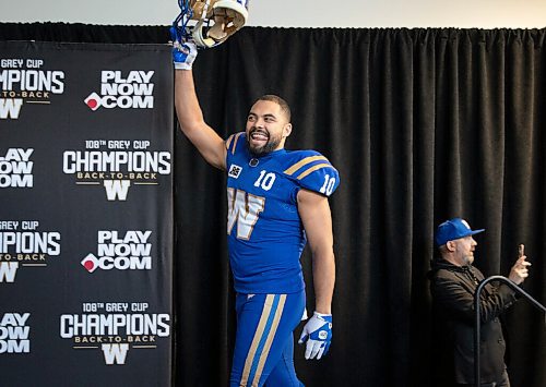 JESSICA LEE / WINNIPEG FREE PRESS

Blue Bombers receiver Nic Demski greets fans at the Pinnacle Club at IG Field while modelling a new uniform on April 28, 2022.
