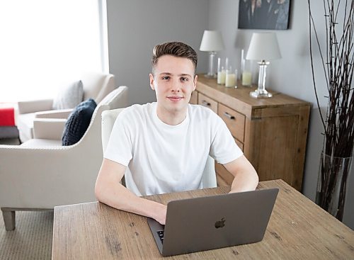 JESSICA LEE / WINNIPEG FREE PRESS

Graeson White, a 22 year old investor, poses for a photo in his home on April 28, 2022.

Reporter: Joel