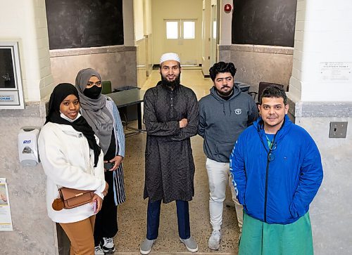 JESSICA LEE / WINNIPEG FREE PRESS

University of Manitoba students who use the prayer rooms at the school pose for a photo on April 29, 2022. Pictured: Umme Zeba (second from left) and Abdul Ahad, president of Muslim Students Association (centre).

Reporter: Brenda Suderman