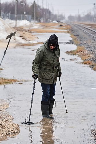 DAVID LIPNOWSKI / WINNIPEG FREE PRESS

Ryan Loeppky of J&R metal detecting looks for a clients keys in a puddle off of Corydon Avenue Saturday April 30, 2022. A half hour after these photos were taken he successfully retrieved them.