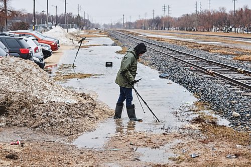 DAVID LIPNOWSKI / WINNIPEG FREE PRESS

Ryan Loeppky of J&R metal detecting looks for a clients keys in a puddle off of Corydon Avenue Saturday April 30, 2022. A half hour after these photos were taken he successfully retrieved them.