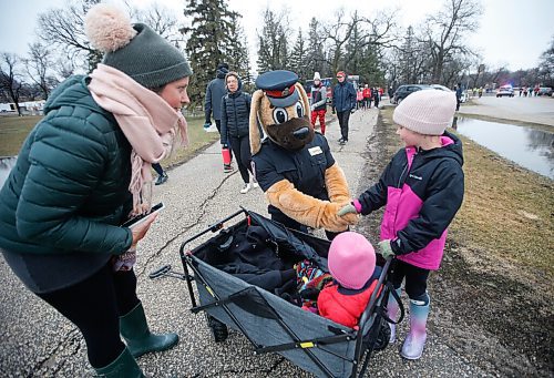 JOHN WOODS / WINNIPEG FREE PRESS
Copper, police mascot, with Amy Reimer and children Joy and Thea, at the Winnipeg Police Service (WPS) Half Marathon in Assiniboine Park Sunday, May 1, 2022. Proceeds go to the Canadian Cancer Society.

Re: Searle