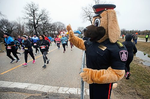 JOHN WOODS / WINNIPEG FREE PRESS
WPS mascot Copper waves to runners as they start the Winnipeg Police Service (WPS) Half Marathon in Assiniboine Park Sunday, May 1, 2022. Proceeds go to the Canadian Cancer Society.

Re: Searle