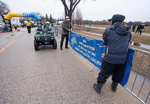 JOHN WOODS / WINNIPEG FREE PRESS
Crews put up banners and prepare for the Winnipeg Police Service (WPS) Half Marathon in Assiniboine Park Sunday, May 1, 2022. Proceeds go to the Canadian Cancer Society.

Re: Searle