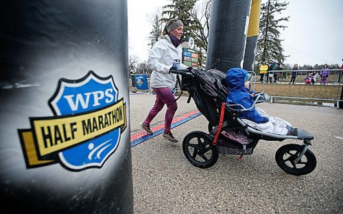 JOHN WOODS / WINNIPEG FREE PRESS
Laura Fraser with children Nicolas and Benjamin cross the finish at the Winnipeg Police Service (WPS) Half Marathon in Assiniboine Park Sunday, May 1, 2022. Proceeds go to the Canadian Cancer Society.

Re: Searle