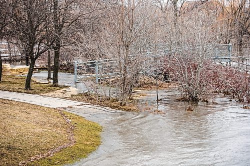 MIKAELA MACKENZIE / WINNIPEG FREE PRESS

Sturgeon Creek overflows its banks, flooding walking paths in the area, in Winnipeg on Monday, May 2, 2022.
Winnipeg Free Press 2022.