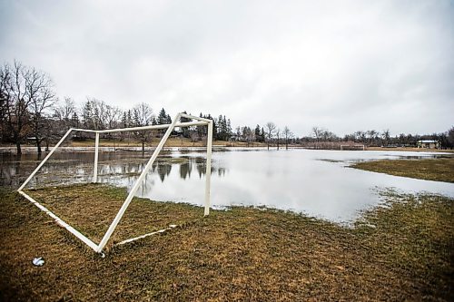 MIKAELA MACKENZIE / WINNIPEG FREE PRESS

Sturgeon Creek overflows its banks, flooding a soccer field, in Winnipeg on Monday, May 2, 2022.
Winnipeg Free Press 2022.