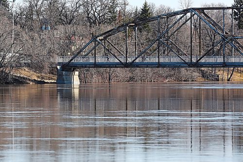 MIKE DEAL / WINNIPEG FREE PRESS
People cross the high Red River using the Elm Park Bridge, close to the Bridge Drive Inn, Tuesday morning. 
220503 - Tuesday, May 3, 2022