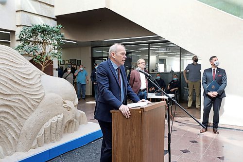 RUTH BONNEVILLE / WINNIPEG FREE PRESS
Local - FP Service Award
WFP publisher, Bob Cox, speaks at the award ceremony Tuesday.
Winnipeg Mayor, Brian Bowman, recognizes the Winnipeg Free Press with a Community Service Award for the contributions that the Free Press has made to Winnipeg and Manitoba since 1872.on World Press Freedom Day Tuesday.
Publisher, Bob Cox, Editor, Paul Samyn and owner Bob Silver, along with WFP staff were in attendance for the celebration n the foyer of the Free Press on Tuesday.
May 03, 2022