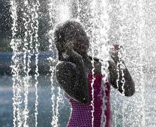 BORIS.MINKEVICH@FREEPRESS.MB.CA  100822 BORIS MINKEVICH / WINNIPEG FREE PRESS Angelica Reid,10, splashes water in the fountains on Memorial near the leg. Weather
