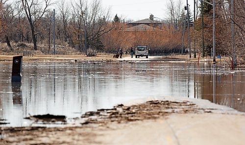 MIKE DEAL / WINNIPEG FREE PRESS
The Red River is already running over its banks cutting off access to Red River Drive about 5 kms south of the Turnbull Drive and Pembina Hwy intersection.
220503 - Tuesday, May 03, 2022.