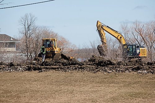 MIKE DEAL / WINNIPEG FREE PRESS
Crews work on building up the clay the dike that will be built across Red River Drive to help protect homeowners Tuesday morning.
220503 - Tuesday, May 03, 2022.