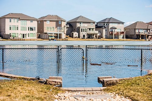 MIKAELA MACKENZIE / WINNIPEG FREE PRESS

Jennifer Lim's yard, which is partially flooded by an overflowing retention pond, in Winnipeg on Tuesday, May 3, 2022. For Chris Kitching story.
Winnipeg Free Press 2022.