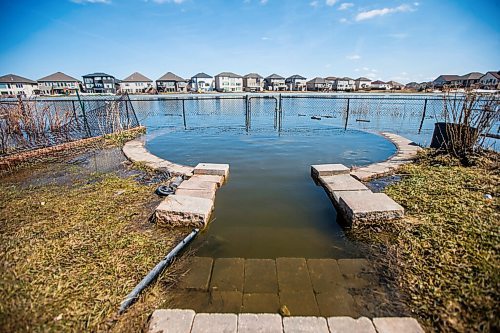 MIKAELA MACKENZIE / WINNIPEG FREE PRESS

Jennifer Lim's yard, which is partially flooded by an overflowing retention pond, in Winnipeg on Tuesday, May 3, 2022. For Chris Kitching story.
Winnipeg Free Press 2022.