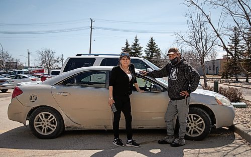 JESSICA LEE / WINNIPEG FREE PRESS

Peguis flood evacuees Christopher Sinclair (right) and Arlene Spence are photographed at the Westin Hotel on May 3, 2022 with their car. They were given a place to stay in Gimli but drove down to the Westin to check up on family who were staying there.

Reporter: Erik Pindera